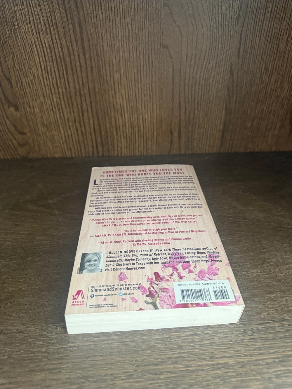- It Ends With Us (Pink Cover) - Picture 3 of 3